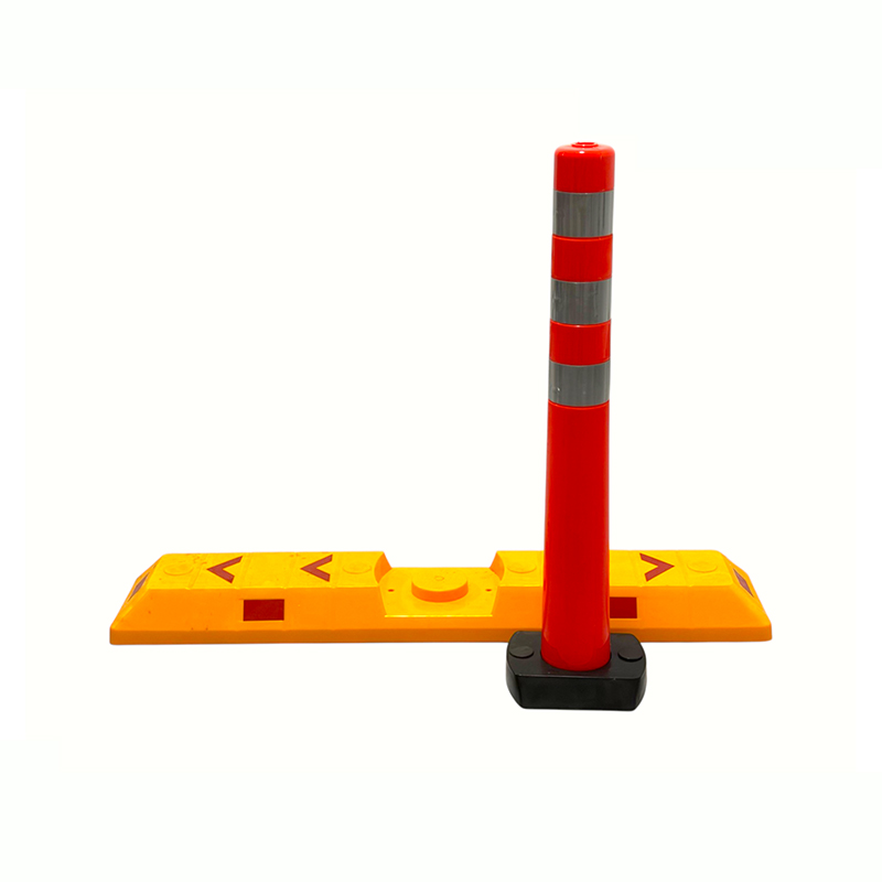 Modulaarinen joustava rajapylväs liikennekaistan erottimella Modulaarinen joustava rajapylväs liikennekaistan erottimella