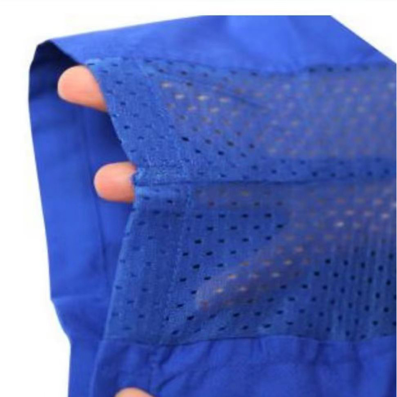 Lyhythihaiset kesätyövaatehaalarit kainaloissa
